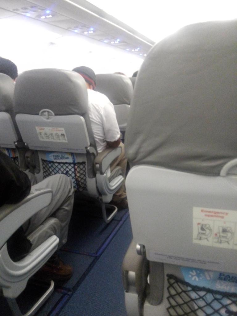 oscarzavaladf's tweet photo. Odio volar en pasillo http://t.co/ImczEf0Hp2