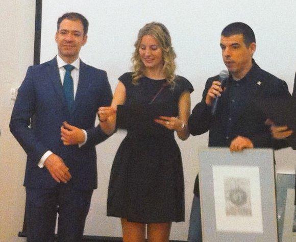 ReinaSonia's tweet photo. .@mmendizabal1 @MVTARDE Merecidisimo #PremioT x Justicia
Y .@manumarlasca ejemplo d compañerismo en l entrega #MuyFan http://t.co/12Ev4ZHnWN
