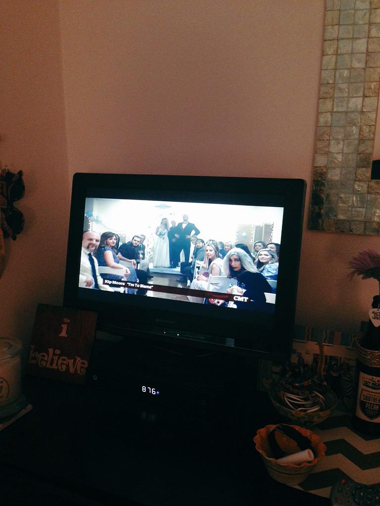 ClemsonKelsey11's tweet image. Finally just saw #ImToBlame on @CMT for the 1st time!!! #myTVdebut #BestDayEver #kipmoore @KipMooreMusic 🎥👰💛