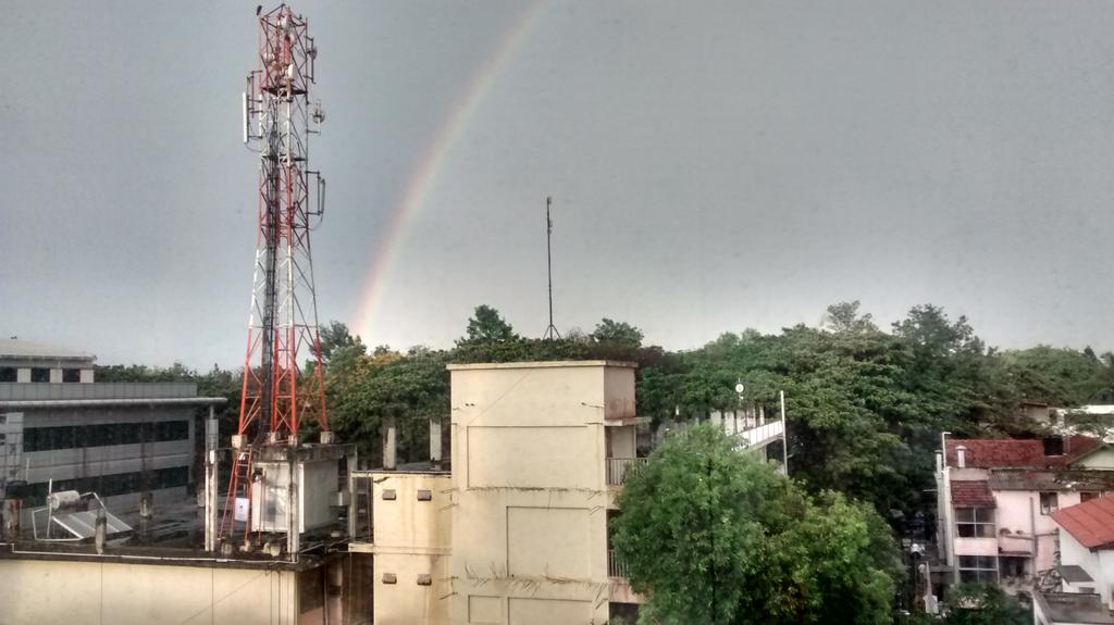 2pradeep's tweet photo. Hailstorm cleared hoping for Gaylestorm. #RCBvSRH http://t.co/Sui5tVmIhz
