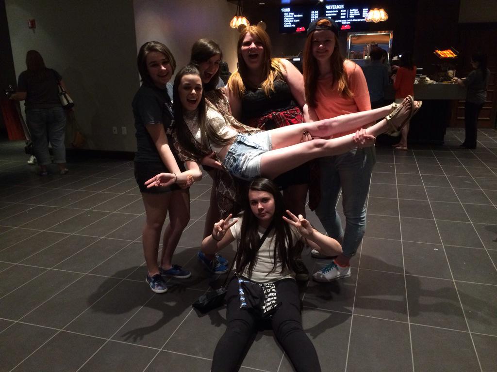 Kenz_loves_u's tweet photo. #CMSsquad Pics with @_meganinfinityx @chasegoehring @bevgoehring http://t.co/60vrpfdtc9