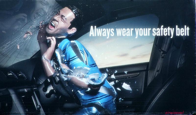 44% من الركاب الذين لا يستعملون الحزام يقذفون خارج المركبة أثناء الحادث ؛ 75% منهم يتوفون.
(دليل أحزمة الأمان <a href="/WHO/">World Health Organization (WHO)</a> )