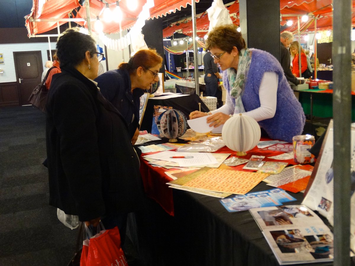 #boekbol Was weer gezellige sfeer op Creabeurs te Rijswijk, op naar de volgende beurs. scrapbol.nl