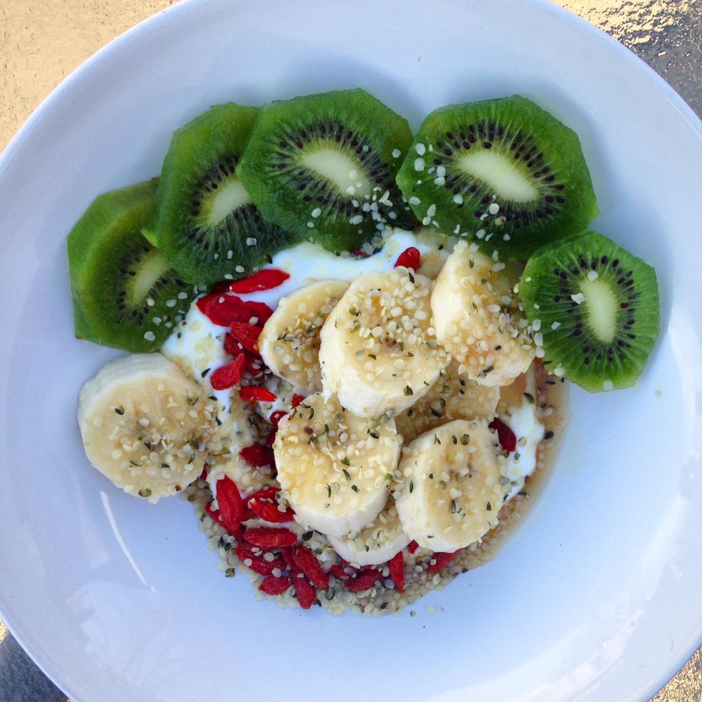 RachelBies's tweet photo. Wishing U a sunny Monday! #eatwithcolour #culinarynutritionist #kiwi #banana #yogurt #organicmaple #hemphearts #goji http://t.co/1wg5cCRZZH
