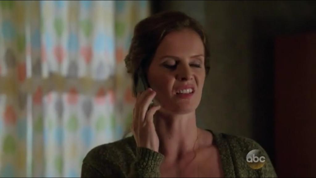 LhgSwan's tweet image. Eu no telefone com os parentes #OnceUponATime #WickedIsBack