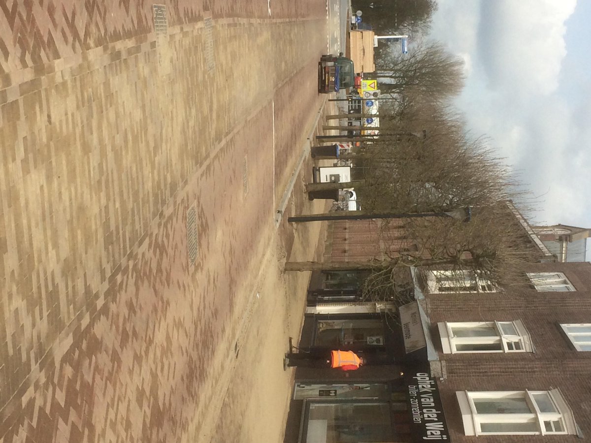 Centrumgebied's tweet photo. Ook aan de nazorg van de werkzaamheden in het @Centrumgebied wordt gedacht door Den Ouden! http://t.co/NSzqsGO4Ck