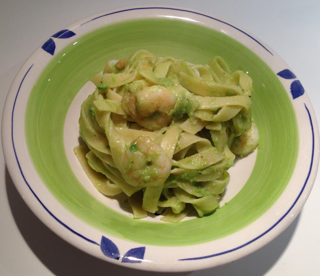 Tijd voor een makkelijk en snel pastarecept! Deze tagliatelle met avocado en garnalen is weer zo klaar. - ...