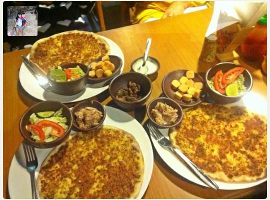 diskon 15% khusus pizza untuk hari senin 13 april -rabu 15 april... dengan me retweet tweet ini