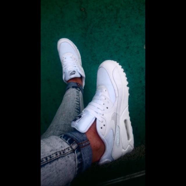 cezzaj24's tweet photo. New kicks! 👌👟 #NIKE #airmax #fresh http://t.co/snEqYTPUyw