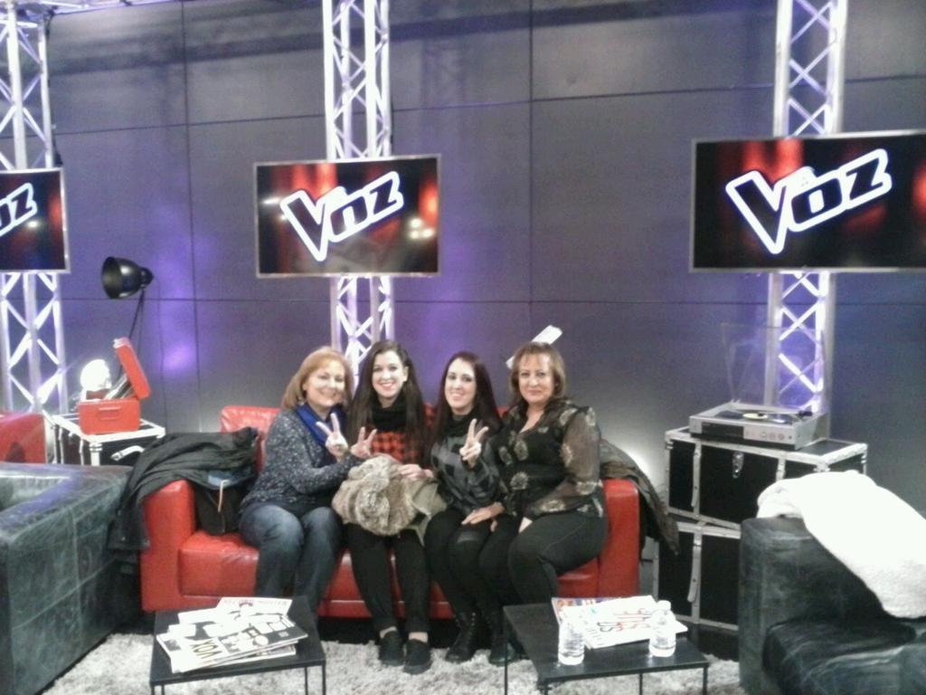 BravoMbm's tweet photo. Otra fotillo más, con la madre de la criatura! @AlexOgallaLaVoz el rockero de la chistera!! #LaVoz3  #equipoMalu http://t.co/vjz46DStTH