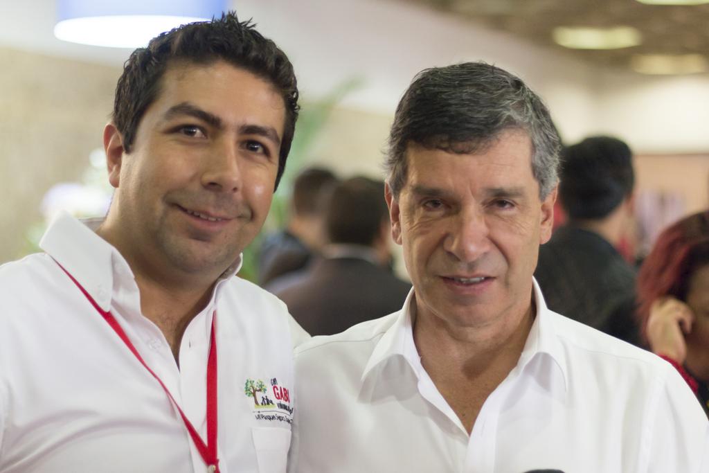 Gabocalderong's tweet photo. @RafaelPardo también esta con nosotros por la Recuperación de los Parques. #MiParqueSeguro @JovenesconPardo http://t.co/TFuPBMXFQR