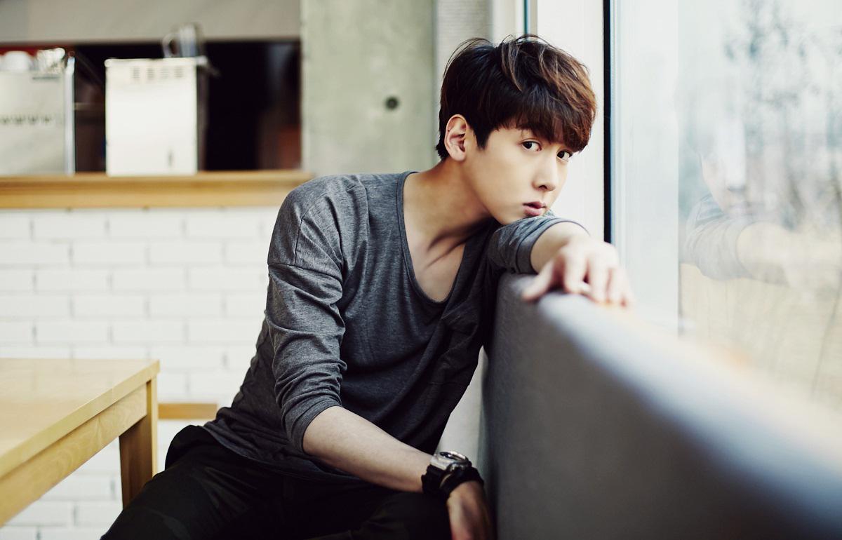 SUNHO_L's tweet photo. สุขสันต์วันปีใหม่ไทยนะคะ จะเล่นน้ำที่ไหนก็ระวังตัวกันด้วยเนอะส่วนคนในรูปเหมือนจะปิดเฟส(อีกแล้ว)ต้อนรับสงกรานต์ http://t.co/GBTVDdSkyg