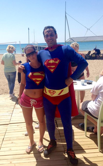 Superwoman trifft Superman 😂 http://t.co/XZhpz0BMKI<a href="/tag/visitx"class="tags"><span>#visitx</span></a><a href="/tag/bloodhound"class="tags"><span>#bloodhound</span></a>