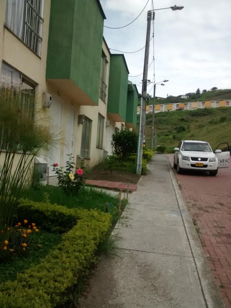 acardonaca's tweet image. Habitantes de #PuertadeSol reportan disminución de los malos olores. En directo por @CaracolMzales