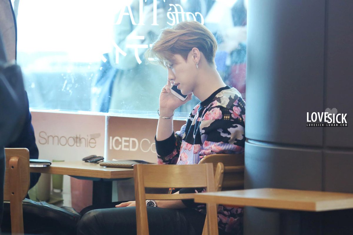 lovesick_luhan's tweet photo. D-7! 140405 김포공항 출국 &amp; 베이징공항 입국 (12P) #루한 #luhan #LuhanBirthdaySeason 
http://t.co/04tYAIF9ml
(http://t.co/IDJzQ8NCJx) http://t.co/5u45tf7Ak0