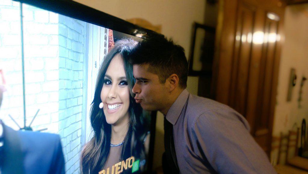Everenbloque's tweet photo. Lo tengo guardado desde nochevieja!! #DiaMundialDelBeso #zapeando347 http://t.co/0wdclsCNPA