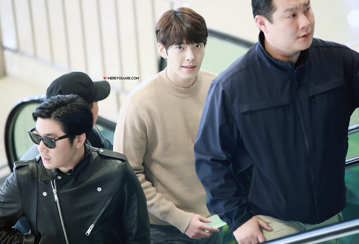 W_hereyouare's tweet photo. 150411 김우빈 출국 @김포공항 pics up >> http://t.co/KhWiBhL3UI 앞머리 느므느므 귀여움 http://t.co/uSUBqUT1qx #김우빈 #kimwoobin http://t.co/eWI6pbIuzf