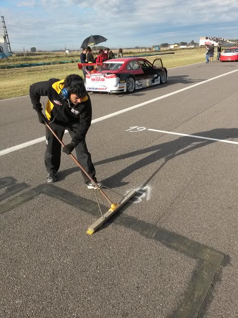 Este si q hace de todo. <a href="/Hugo_al_man/">hugo mansilla</a> dejó impecable la recta de #Olavarria para q todo el <a href="/topraceok/">Top Race</a> large de parado