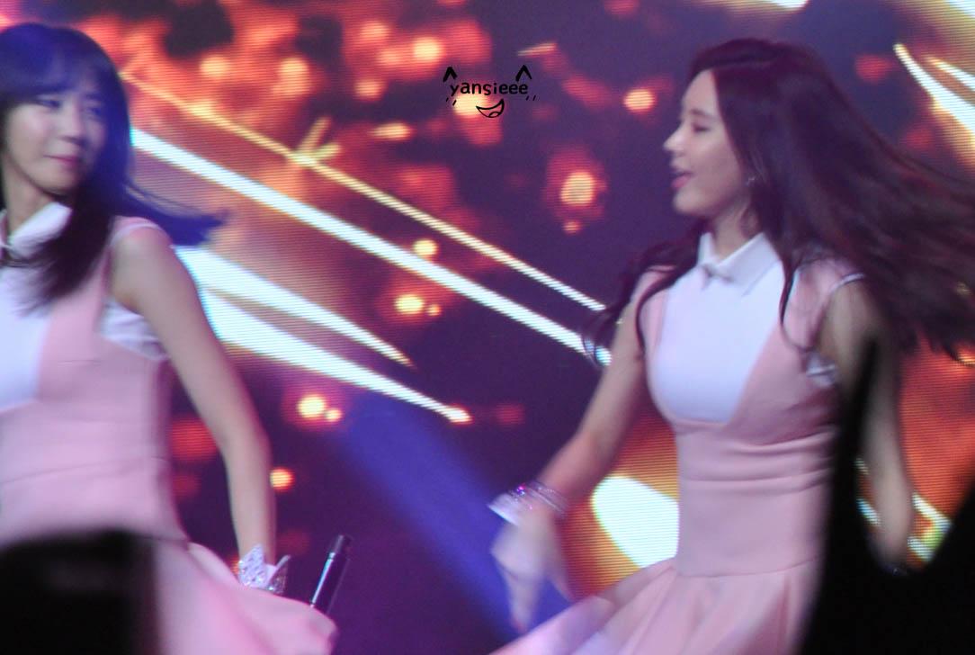 yansieee's tweet photo. malabong YoonHyun moment... walang pakialamanan! 
#shutterrage lol http://t.co/sjjfD85Huh