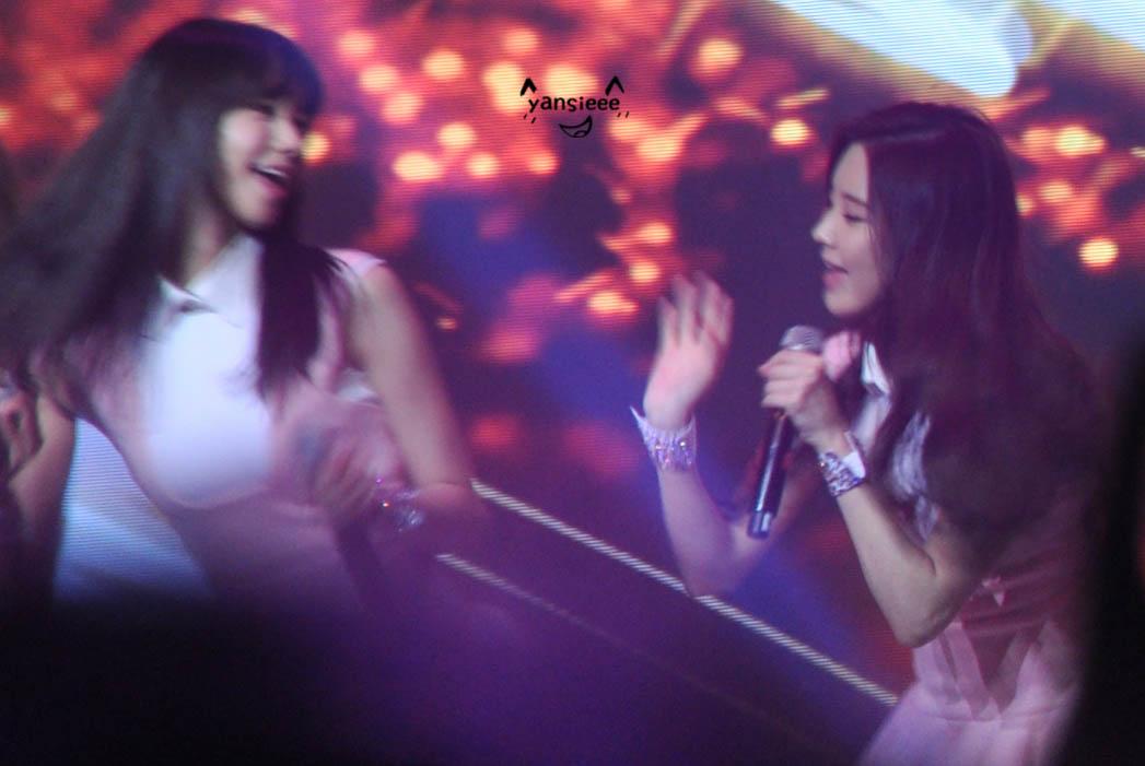 yansieee's tweet photo. malabong YoonHyun moment... walang pakialamanan! 
#shutterrage lol http://t.co/sjjfD85Huh