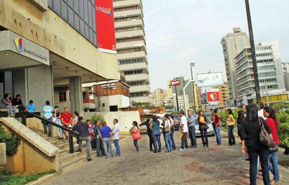 Usuarios comienzan a hacer sus colas en bancos públicos para abrir cuentas