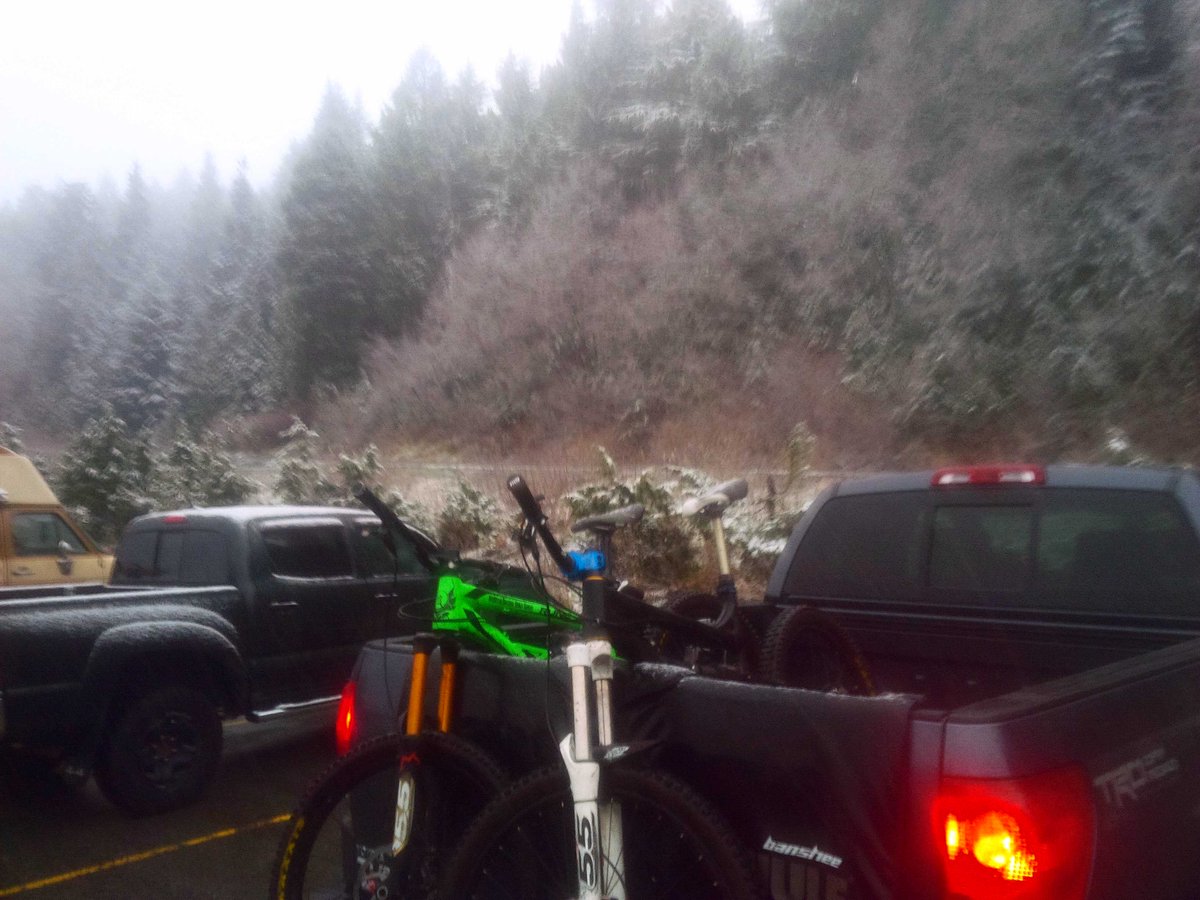 AndTeit's tweet photo. Winter is still here but I donut care. #bikes @bansheebikes @MarzocchiSusp http://t.co/RbRw4dGprx