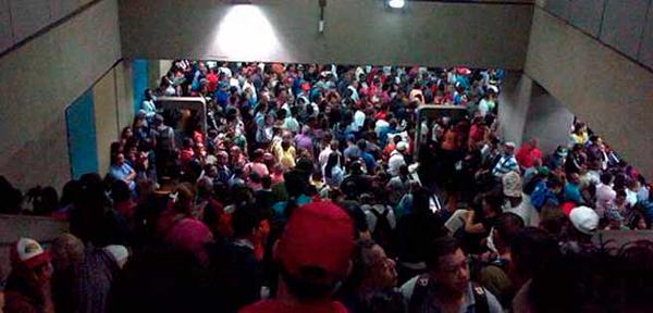 Metro de Caracas, Linea 3, Colapsada en la mañana por retraso en trenes.