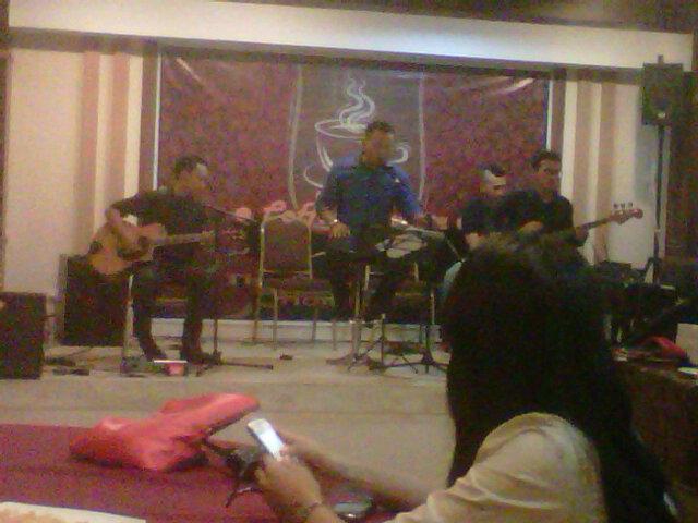 DLACoffee's tweet photo. Thanks a lot ! Keluarga Lanud Adi Soemarmo Solo. Enjoy with Enigma Band at D'La Coffee tonite http://t.co/a4H86Vchwr