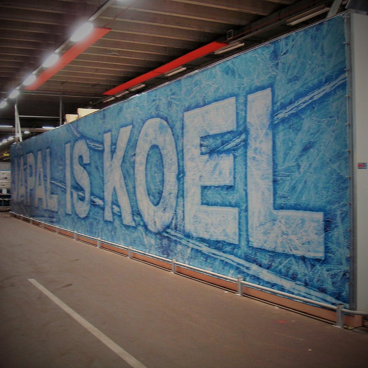 TancoSignPrint's tweet photo. Zojuist een gaaf #spandoek van 24 meter lang opgehangen met het #Blisy #Systeem. Japal is koel! http://t.co/wnoK6vgz2V
