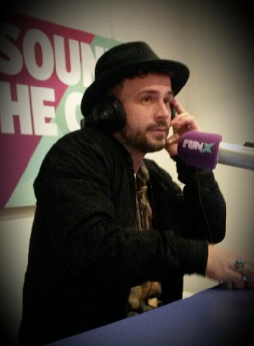 RazendeRutger's tweet photo. Zie @Angelo_Emo_ Hij deed een LIVE performance in de studio! Check hier het interview + track http://t.co/4tvoR3XZ8Q http://t.co/l9dOyEzStM