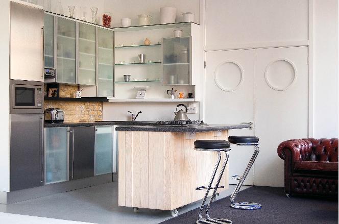 photo_studiohre's tweet photo. Studio of the day #studioboardroom 600sq. ft. #daylight & #blackout + #featurekitchen http://t.co/Dtg1hj246x http://t.co/YSorXORwy9