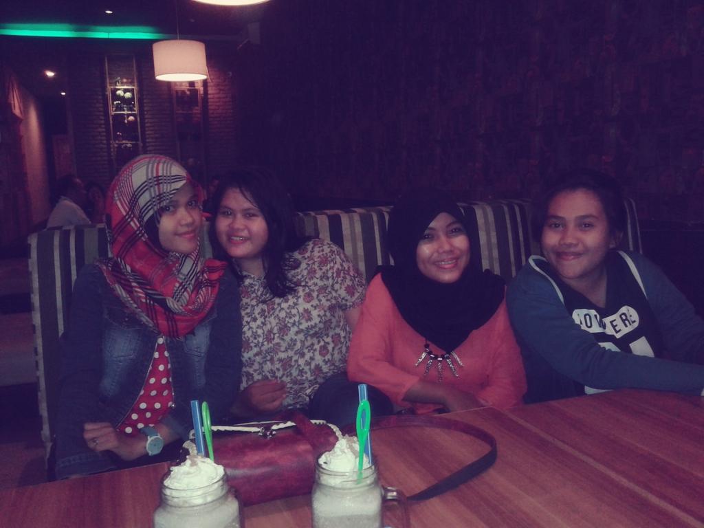 rismayant's tweet photo. Temu kangen!!sekian bertahun2 gk ketemu😘😚 http://t.co/qQh76Imom3