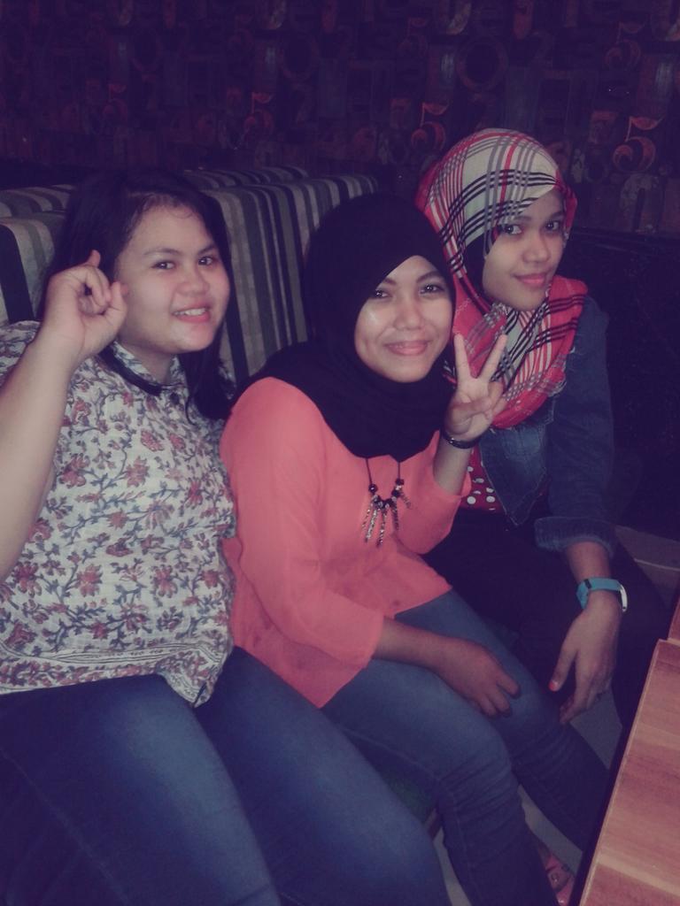 rismayant's tweet photo. Temu kangen!!sekian bertahun2 gk ketemu😘😚 http://t.co/qQh76Imom3