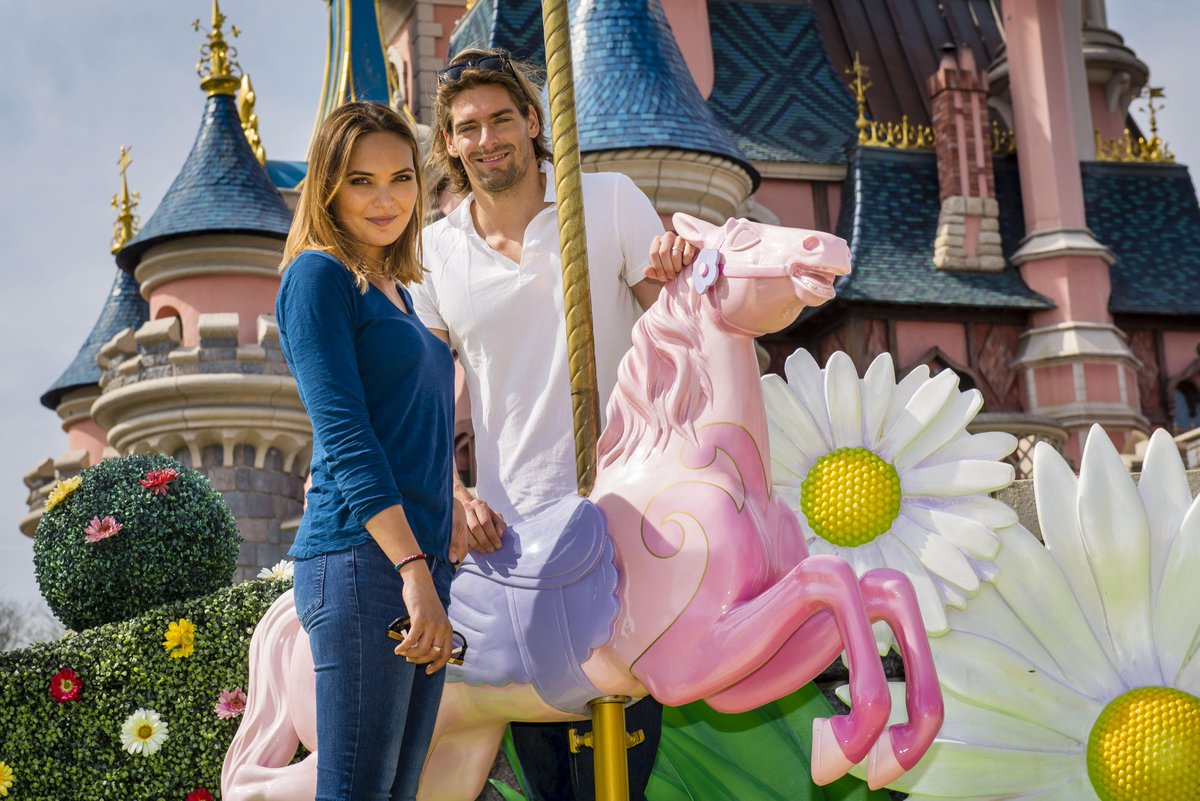 DisneylandParis's tweet photo. Une virée en amoureux au pays où les rêves deviennent réalité pour @Cam_Lacourt et Valérie Bègue #disneyspring http://t.co/RwLzMomlR0