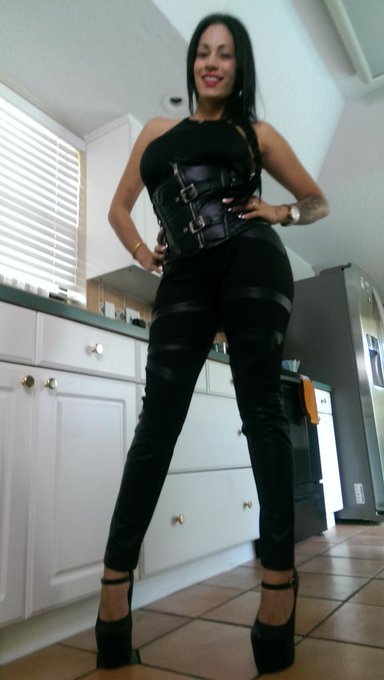 Behind the scenes with goddess Jamie Valentine today @JAMSLAM90 soooo hot! @goddessfootdomination1 http://t