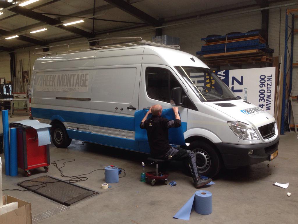 reneheek's tweet image. In samen werking met JABE en HeekMontage... Bus weer in nieuw jasje....