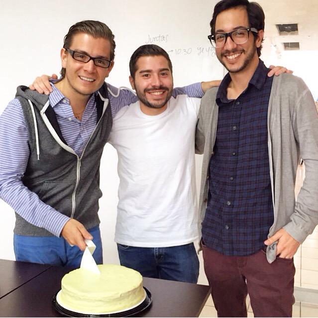 AdsocialMkt's tweet photo. #ADSocial festejando el cumpleaños de @bonjourarma &amp; @MaPB84 y el 1er aniversario de @carlosgamboa8. 🎂🎉 #Team http://t.co/hpXYBuxhzc
