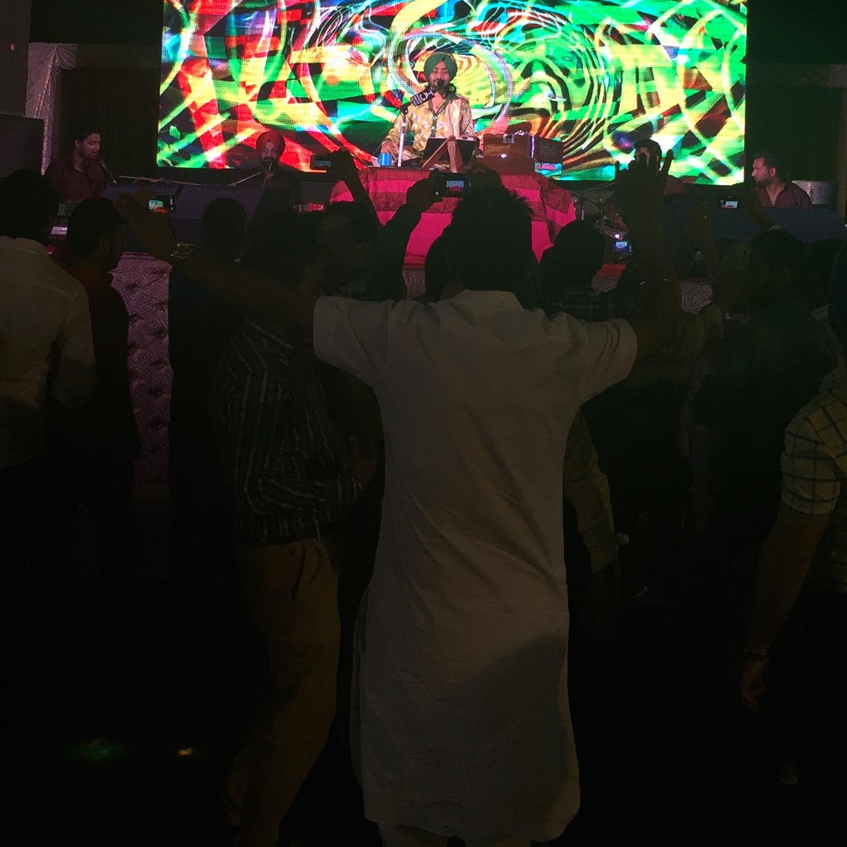 SufiSartaaj's tweet photo. After Show in #Khanna
Yad Rkh lyi Vaisakhi Asi dekhea c rah ch
Rang Knkan da Hrey ton Sunehri ho gea
VAISAKHI MUBARAK http://t.co/voJifc8BkL