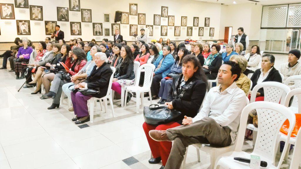 artesaniasdcol's tweet photo. Artesanas de 16 municipios de #Cundinamarca realizaron el proceso para hoy recibir el Sello de calidad #Hechoamano http://t.co/cd7O9PWSbG