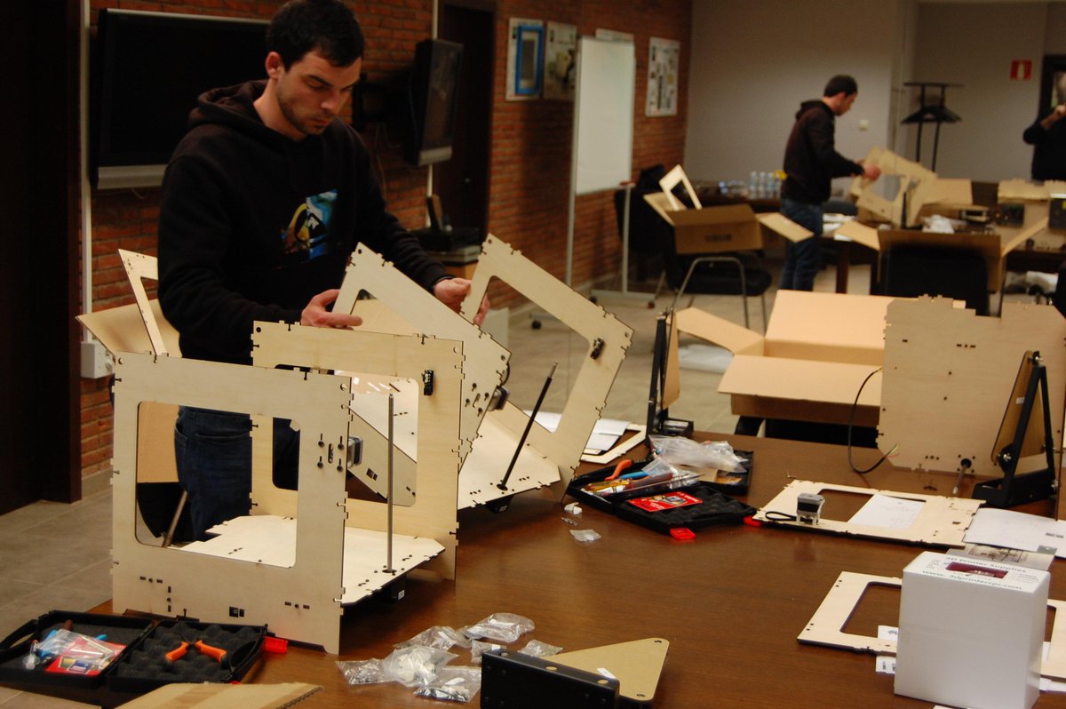3DCPI's tweet photo. Workshop 3DCPI realizado con éxito la pasada semana.
#workshop3D #impresion3D #3D http://t.co/e1mRwn4aYv