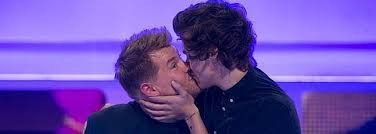 Cupido_Express's tweet photo. #BesosFamosos En 2013 @Harry_Styles no tuvo reparos a la hora de mostrarle su afecto al cómico James Corden.Que tal ! http://t.co/TTKuvJveM6