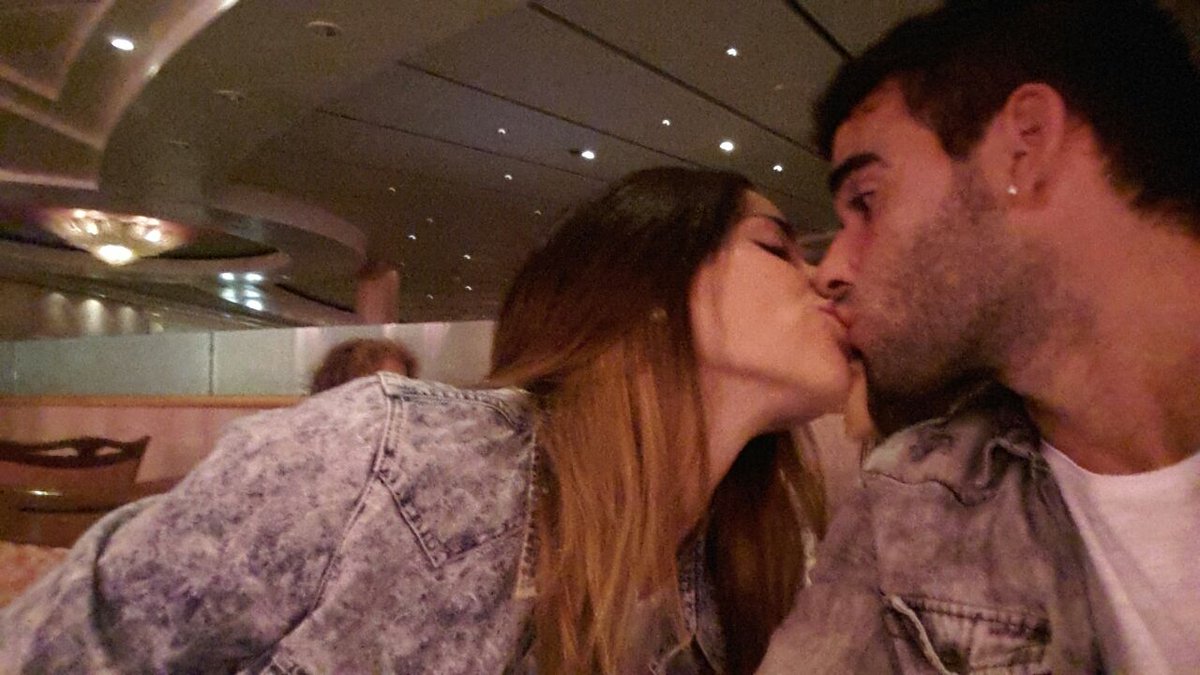 RomiHuidobro's tweet photo. Día internacional del beso! @RadioZero911 #BreakenZero http://t.co/MpEMrbKPR3