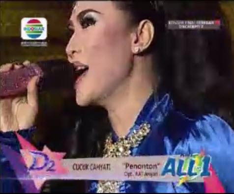 Indosiar's tweet photo. "Penonton" di lagukan Cucu Cahyati sebelun penutup konser 10 besar #DAcademy2 malam hari ini #DAcademy2 http://t.co/vOjSjoprBP