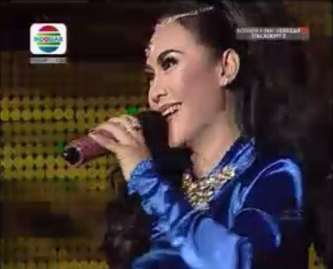 Indosiar's tweet photo. "Penonton" di lagukan Cucu Cahyati sebelun penutup konser 10 besar #DAcademy2 malam hari ini #DAcademy2 http://t.co/vOjSjoprBP