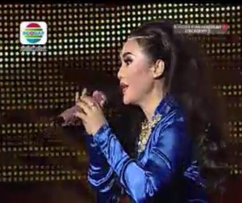 Indosiar's tweet photo. "Penonton" di lagukan Cucu Cahyati sebelun penutup konser 10 besar #DAcademy2 malam hari ini #DAcademy2 http://t.co/vOjSjoprBP