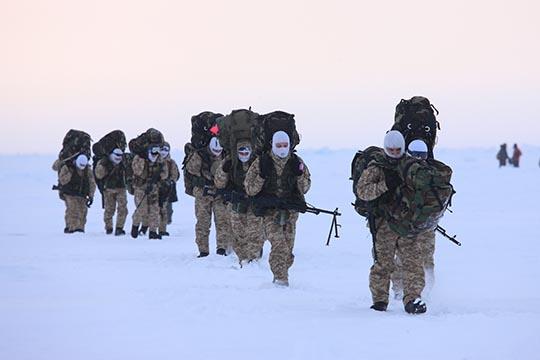  قوات المظليين الروسية تنفذ أول إنزال في العالم على الجليد المتحرك الطافي (فيديو) CCfHE31UMAAwAqK