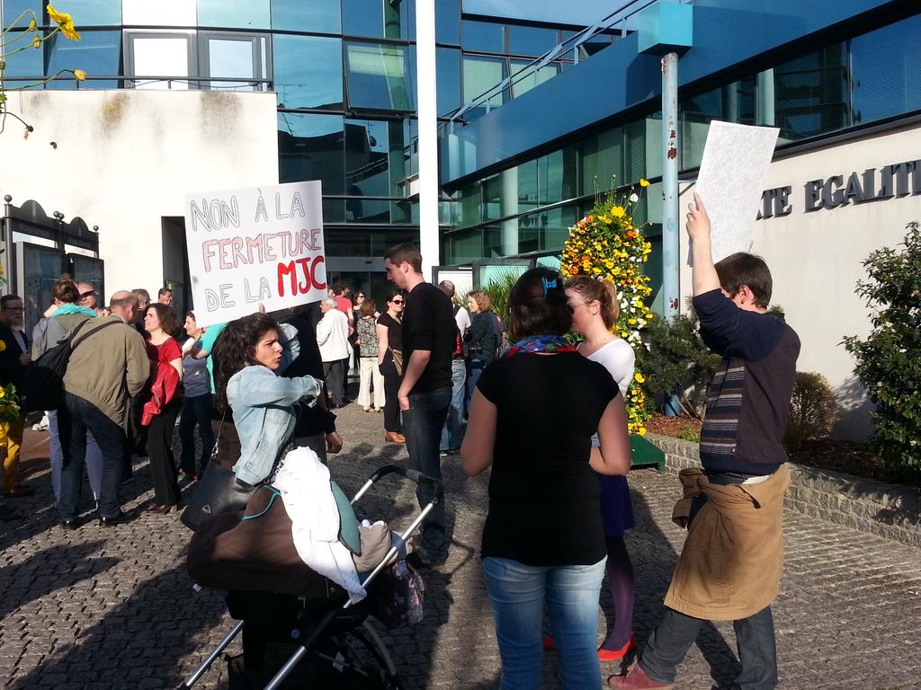 ClemLavo's tweet photo. #mjcendanger. Devant le conseil municipal du Savigny-sur-Orge. http://t.co/tyK0OviebI