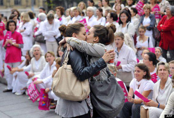 chselles's tweet photo. Pues yo me quedo con este beso... Y con las caras de los que se manifestaban en Marsella contra el matrimonio gay http://t.co/DyiSOalI2O