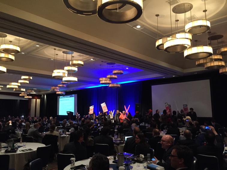 ldelevingne's tweet image. "Bill ackman, Jeff smith, show me $15" wage protest at #activepassive #mcdonalds #burgerking #darden