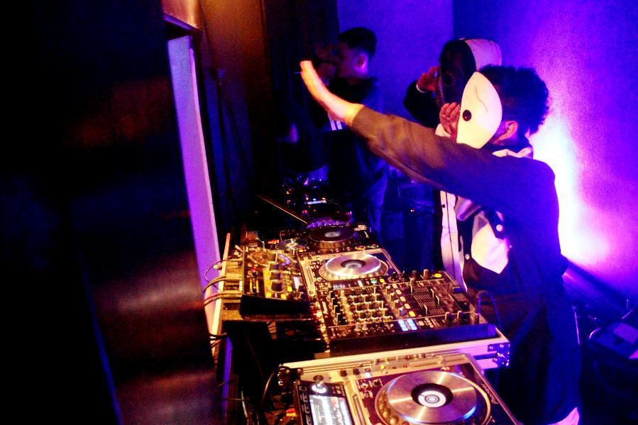c_2crazy's tweet photo. #2crazy @SOCIALKITCHENSL http://t.co/C37tFnYxlH